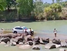 女性因在危险的鳄鱼渡口拍照而遭到抨击